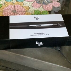 Brand new, unopened
L'ange Le Ceramique Flat Iron - Black